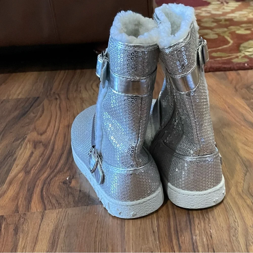NWOT~Circo girls sequined silvery boots side buckle SZ:4 fur lined Barely Worn
